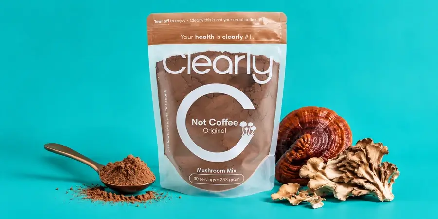 Busta trasparente di Not Coffee di Clearly con reishi e maitake essiccati su sfondo turchese