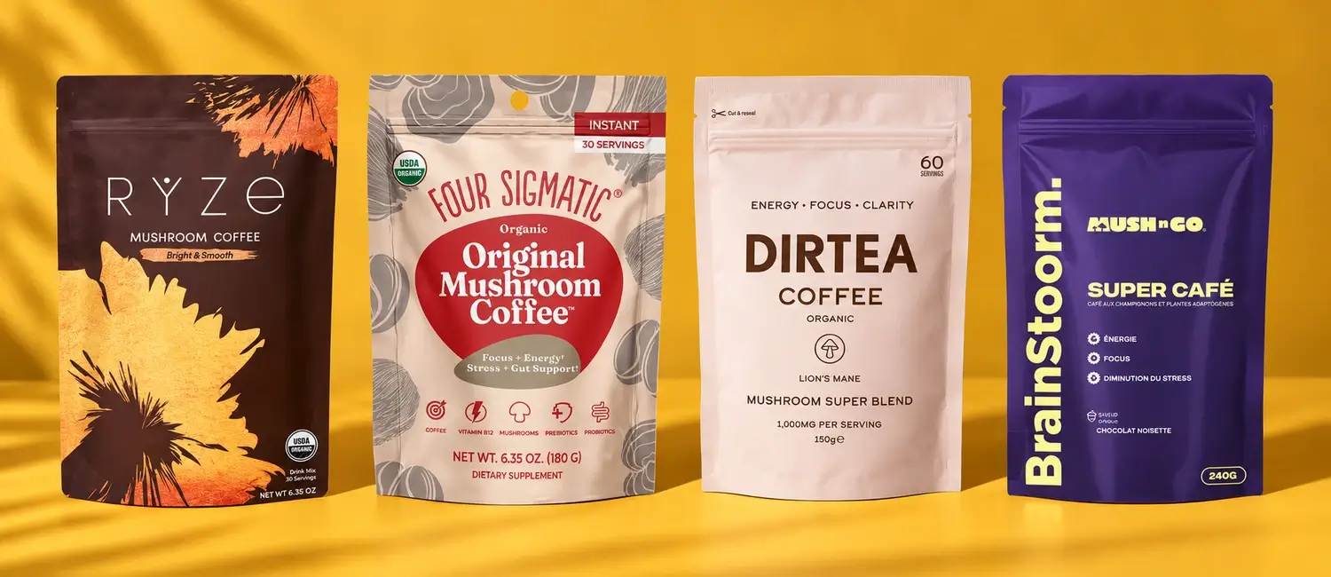 Le confezioni di RYZE, Four Sigmatic e DIRTEA accanto alla busta viola di Brainstoorm di Mush N Go su sfondo senape